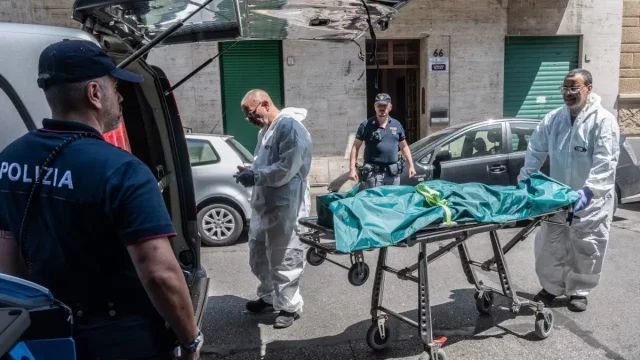 Polizia Scientifica e soccorritori davanti all'abitazione della tragedia a Torino