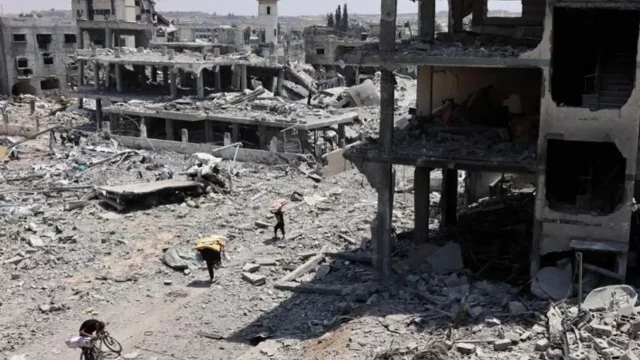 Raid su Gaza City con edificio distrutto e civili tra le macerie