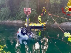 Auto nel canale a Villoresi, morti tre 17enni: alla guida c’era un giovane ubriaco, arrestato per omicidio stradale Vigili del fuoco recuperano l'auto precipitata nel canale Villoresi a Senago