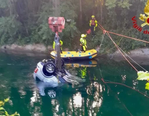 Auto nel canale a Villoresi, morti tre 17enni: alla guida c’era un giovane ubriaco, arrestato per omicidio stradale Vigili del fuoco recuperano l'auto precipitata nel canale Villoresi a Senago