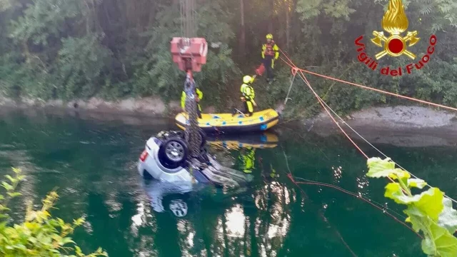 Vigili del fuoco recuperano l'auto precipitata nel canale Villoresi a Senago