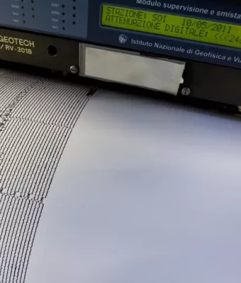 Terremoto in Calabria, forte scossa di magnitudo 6.2 avvertita in tutto il Sud terremoto Calabria magnitudo 6.2 registrato dal sismografo (Foto Ansa)