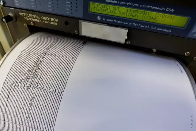 Sismografo registra il terremoto in Calabria terremoto Calabria magnitudo 6.2 registrato dal sismografo (Foto Ansa)