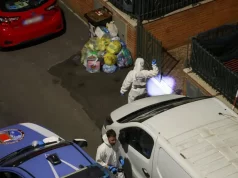 Triplice omicidio a Roma, sterminata una famiglia in casa: caccia al sospettato Polizia scientifica sul luogo del triplice omicidio a Roma nel quartiere Casalotti (Foto Lapresse)