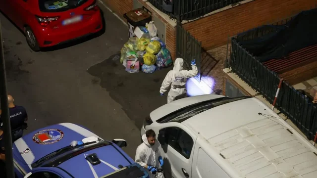 Polizia scientifica sul luogo del triplice omicidio a Roma nel quartiere Casalotti (Foto Lapresse)