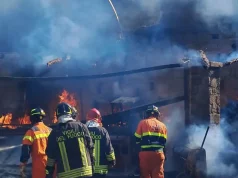 Esplosione in un garage a Forio, auto distrutte e paura per il bosco: evitato il peggio Incendio Forio con intervento dei Vigili del Fuoco