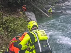 Pinerolo, Pasquale Sarli muore a 17 anni nel torrente Chisone: travolto dalla corrente davanti agli amici vigili del fuoco cercano Pasquale Sarli nel torrente Chisone