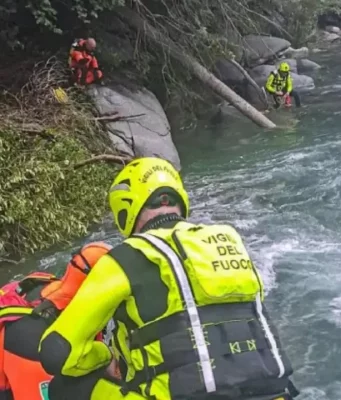 Pinerolo, Pasquale Sarli muore a 17 anni nel torrente Chisone: travolto dalla corrente davanti agli amici vigili del fuoco cercano Pasquale Sarli nel torrente Chisone
