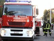 Incendio in un edificio in ristrutturazione: evacuate 13 famiglie, tre persone intossicate dal fumo Velletri, 13 persone evacuate per un rogo nella zona delle palazzine popolari