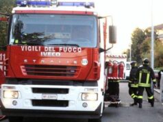 Incendio in un edificio in ristrutturazione: evacuate 13 famiglie, tre persone intossicate dal fumo Velletri, 13 persone evacuate per un rogo nella zona delle palazzine popolari
