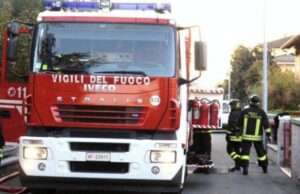 Incendio in un edificio in ristrutturazione: evacuate 13 famiglie, tre persone intossicate dal fumo Velletri, 13 persone evacuate per un rogo nella zona delle palazzine popolari