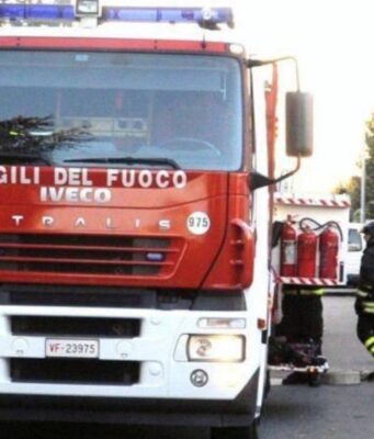 Incendio in un edificio in ristrutturazione: evacuate 13 famiglie, tre persone intossicate dal fumo Velletri, 13 persone evacuate per un rogo nella zona delle palazzine popolari