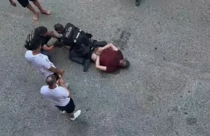 Abderrahim Fakir morto durante il fermo della polizia: la Procura acquisisce bodycam e video Polizia immobilizza Abderrahim Fakir