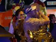 Berlino, furgone sulla folla al Pride: muore una donna. Almeno 29 feriti, identificato l’attentatore. Ministro dell’Interno: “Non si escludono altri attacchi” Operazioni di soccorso e forze dell'ordine sul luogo dell'attentato a Berlino nel parco Tiergarten
