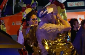 Berlino, furgone sulla folla al Pride: muore una donna. Almeno 29 feriti, identificato l’attentatore. Ministro dell’Interno: “Non si escludono altri attacchi” Operazioni di soccorso e forze dell'ordine sul luogo dell'attentato a Berlino nel parco Tiergarten