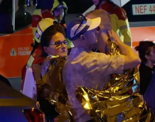 Berlino, furgone sulla folla al Pride: muore una donna. Almeno 29 feriti, identificato l’attentatore. Ministro dell’Interno: “Non si escludono altri attacchi” Operazioni di soccorso e forze dell'ordine sul luogo dell'attentato a Berlino nel parco Tiergarten