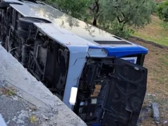 Autobus si ribalta vicino a Formia: un passeggero morto e due feriti, tra le ipotesi un malore dell’autista Autobus ribaltato dopo l'incidente avvenuto a Formia
