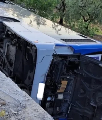 Autobus si ribalta vicino a Formia: un passeggero morto e due feriti, tra le ipotesi un malore dell’autista Autobus ribaltato dopo l'incidente avvenuto a Formia