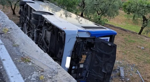 Autobus ribaltato vicino a Formia Autobus ribaltato dopo l'incidente avvenuto a Formia