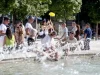 Meteo, torna l’anticiclone africano: Italia nella morsa del caldo, fino a 42 gradi e rischio incendi Persone cercano refrigerio nelle fontane durante la nuova ondata di caldo in Italia