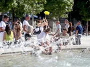 Meteo, torna l’anticiclone africano: Italia nella morsa del caldo, fino a 42 gradi e rischio incendi Persone cercano refrigerio nelle fontane durante la nuova ondata di caldo in Italia