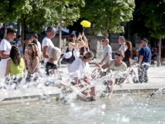 Meteo, torna l’anticiclone africano: Italia nella morsa del caldo, fino a 42 gradi e rischio incendi Persone cercano refrigerio nelle fontane durante la nuova ondata di caldo in Italia