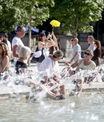 Meteo, torna l’anticiclone africano: Italia nella morsa del caldo, fino a 42 gradi e rischio incendi Persone cercano refrigerio nelle fontane durante la nuova ondata di caldo in Italia
