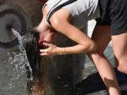 Meteo, sabato il picco del caldo: 19 città da bollino rosso, in Sardegna sfiorati i 47 gradi Una donna si rinfresca in una fontana mentre l'Italia affronta il picco dell'ondata di caldo.