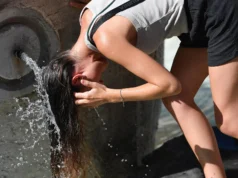 Meteo, sabato il picco del caldo: 19 città da bollino rosso, in Sardegna sfiorati i 47 gradi Una donna si rinfresca in una fontana mentre l'Italia affronta il picco dell'ondata di caldo.