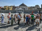 Caldo record a Napoli, ancora bollino rosso: temperatura percepita fino a 38 gradi Caldo Napoli piazza del Plebiscito