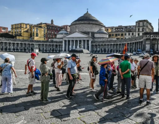 Caldo record a Napoli, ancora bollino rosso: temperatura percepita fino a 38 gradi Caldo Napoli piazza del Plebiscito