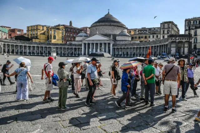 Caldo a Napoli in piazza del Plebiscito Caldo Napoli piazza del Plebiscito
