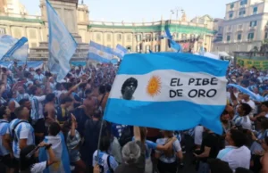 Napoli si tinge d’albiceleste per la finale dei Mondiali: migliaia di tifosi dell’Argentina nel nome di Maradona Tifosi Argentina Napoli