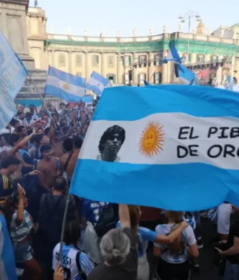 Napoli si tinge d’albiceleste per la finale dei Mondiali: migliaia di tifosi dell’Argentina nel nome di Maradona Tifosi Argentina Napoli