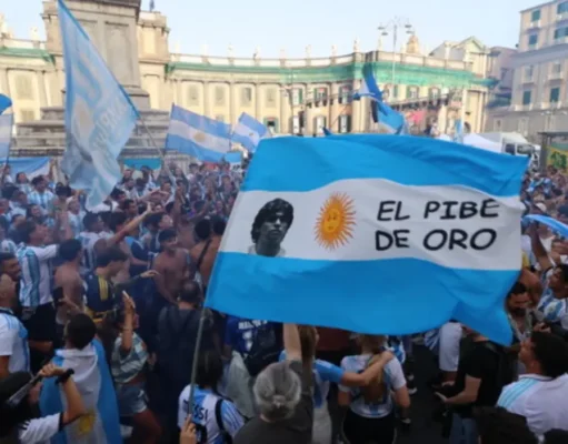 Napoli si tinge d’albiceleste per la finale dei Mondiali: migliaia di tifosi dell’Argentina nel nome di Maradona Tifosi Argentina Napoli