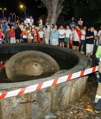 Tragedia durante la festa per il Mondiale: crolla una fontana, muore un ragazzo di 13 anni Fontana crollata Ciudad Rodrigo