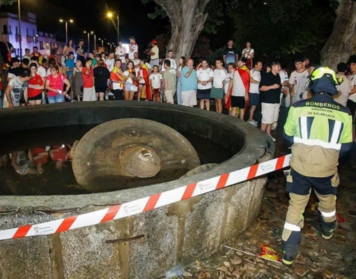 Tragedia durante la festa per il Mondiale: crolla una fontana, muore un ragazzo di 13 anni Fontana crollata Ciudad Rodrigo