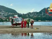 Bambina di 9 anni scompare nel lago di Como dopo un tuffo: ricerche disperate, il bagno era vietato Elisoccorso lago di Como