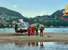 Bambina di 9 anni scompare nel lago di Como dopo un tuffo: ricerche disperate, il bagno era vietato Elisoccorso lago di Como