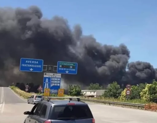 Incendio sulla Nola-Villa Literno, scoppia la valvola di un serbatoio GPL: paura a Frignano, vigili del fuoco al lavoro Incendio distributore GPL sulla Nola Villa Literno