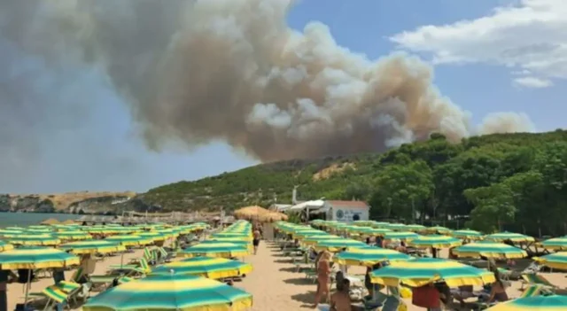Vasto incendio sul Gargano visto dalla spiaggia con alta colonna di fumo