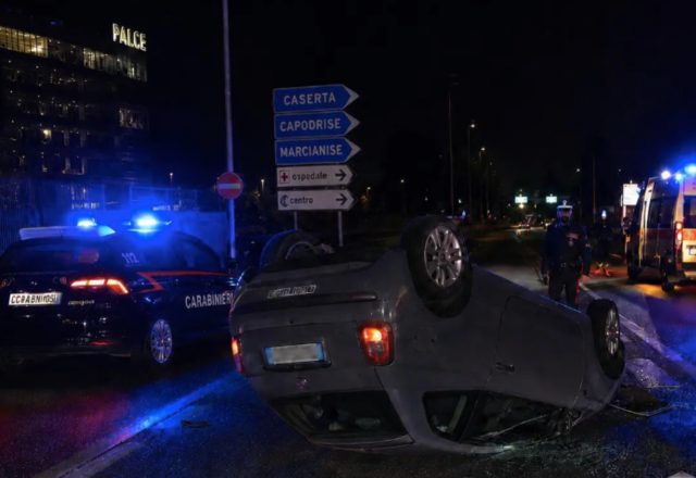 Incidente sul viale Carlo III Auto ribaltata nell'incidente sul viale Carlo III a Marcianise