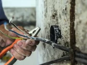 Quarto, tocca un cavo elettrico mentre lavora in giardino: Salvatore Russo muore folgorato a 54 anni Uomo mentre esegue lavori su un impianto elettrico in giardino