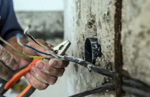 Quarto, tocca un cavo elettrico mentre lavora in giardino: Salvatore Russo muore folgorato a 54 anni Uomo mentre esegue lavori su un impianto elettrico in giardino