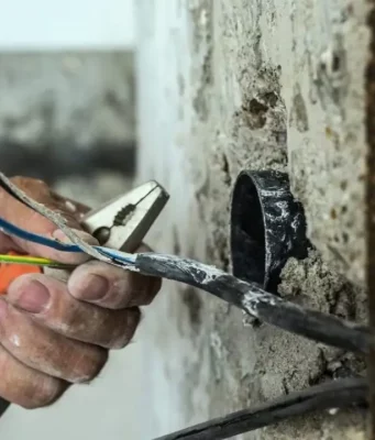 Quarto, tocca un cavo elettrico mentre lavora in giardino: Salvatore Russo muore folgorato a 54 anni Uomo mentre esegue lavori su un impianto elettrico in giardino