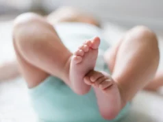 Neonato precipita dal letto e muore a 10 mesi: tragedia a Bisceglie, indagano i carabinieri Neonato di 10 mesi morto dopo una caduta dal letto a Bisceglie