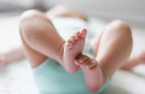 Neonato precipita dal letto e muore a 10 mesi: tragedia a Bisceglie, indagano i carabinieri Neonato di 10 mesi morto dopo una caduta dal letto a Bisceglie