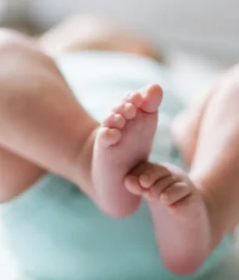 Neonato precipita dal letto e muore a 10 mesi: tragedia a Bisceglie, indagano i carabinieri Neonato di 10 mesi morto dopo una caduta dal letto a Bisceglie
