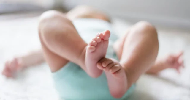 Neonato di 10 mesi morto dopo una caduta dal letto a Bisceglie