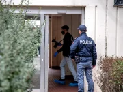 Uccide la moglie nel sonno e poi si suicida: Roberto Rizzioli spara a Gianna Galletti, la donna era gravemente malata Polizia sul luogo dell'omicidio suicidio a Bologna